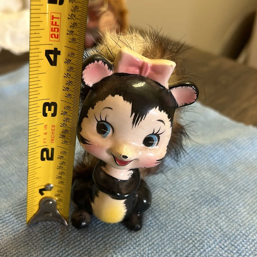 Adorable Vintage 1950s Porcelain Skunk - Picture 5 of 7